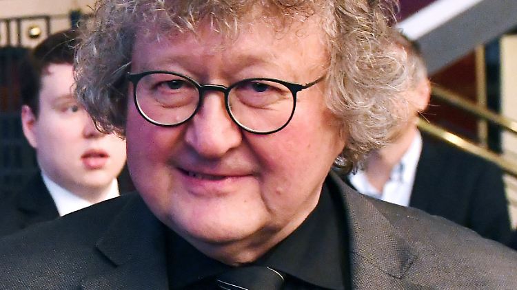 Prof. Dr. Werner J. Patzelt ist Gründungsprofessor des Dresdner Instituts für Politikwissenschaft und hat die Professur für Politische Systeme und Systemvergleich seit 1991 inne. Er war einer der ersten Wissenschaftler, der sich mit dem Phänomen Pegida beschäftigt hat. Patzelt ist seit fast 25 Jahren CDU-Mitglied. Kritiker werfen ihm eine zu große Nähe zur AfD vor.