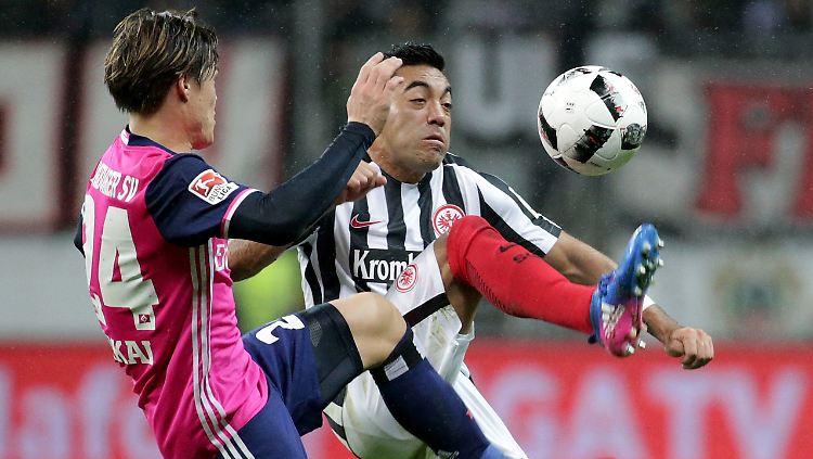 Der Ball zwischen Frankfurt und Hamburg war hart umkämpft.