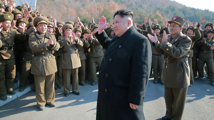 Dem nordkoreanischen Machthaber Kim Jong Un sollen gefallen haben, was er zu sehen bekam - wie bei diesem undatierten Foto eines Raketentests.