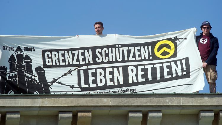 Aktivisten der "Identitären Bewegung" protestieren im Sommer 2016 auf dem Brandenburger Tor gegen Einwanderung.