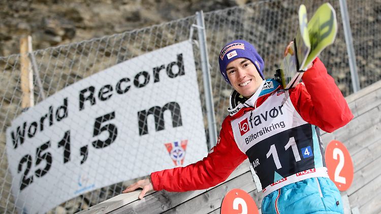 Die alte Rekordmarke verbesserte der Österreicher Stefan Kraft um zwei Meter auf nun 253,5 Meter.