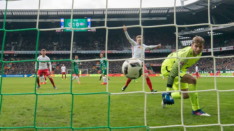 Drin? Nö. Der Schuss von Leipzigs Marcel Sabitzer prallte vom Innenpfosten auf die Torlinie und dann zurück ins Spielfeld.