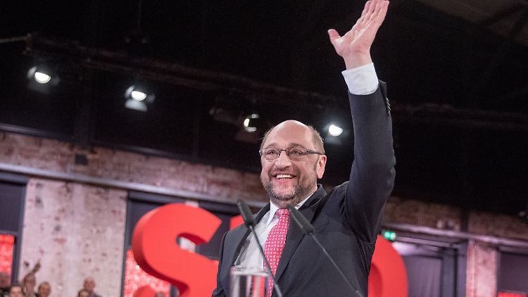 Martin Schulz kann jubeln: Er erhält alle gültigen Stimmen bei der Wahl zum SPD-Chef.