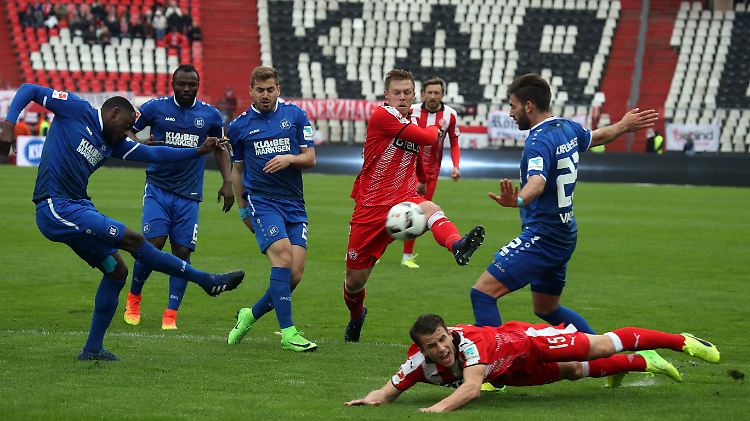 Aus Karlsruher Sicht verlief das Zweitliga-Duell mit Düsseldorf so chaotisch, wie es auf diesem Foto wirkt.