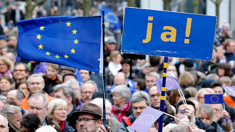 Die Demonstranten - hier in Frankfurt am Main - protestieren für ein geeintes Europa.