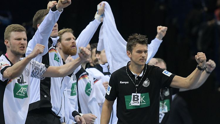 Christian Prokop ist nach zwei Spielen in seiner neuen Rolle als Bundestrainer zufrieden. Das mit dem Siegen hat er für den Mai fest eingeplant.
