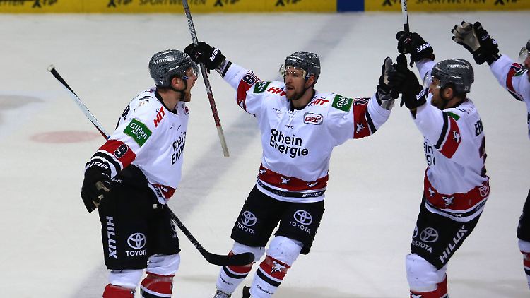 Freude bei den Kölner Haien: Sie haben das Aus im sechsten Spiel ihrer Viertelfinal-Serie abgewendet.