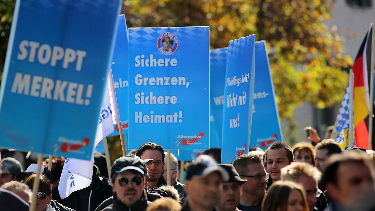 AfD-Anhänger in Bayern demonstrieren gegen die Flüchtlingspolitik der Bundesregierung.