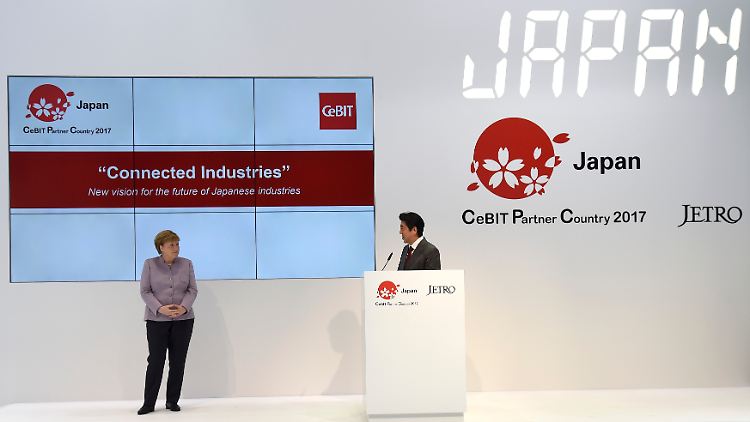 "Mit Japan haben wir einen Freund, der sich dieses hohe Tempo zu Nutzen macht": Angela Merkel und Shinzo Abe (v.l.) in Hannover.