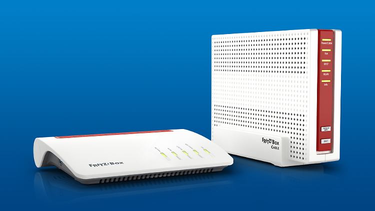 Links die Fritzbox 7590, rechts die Fritzbox 6590 Cable.