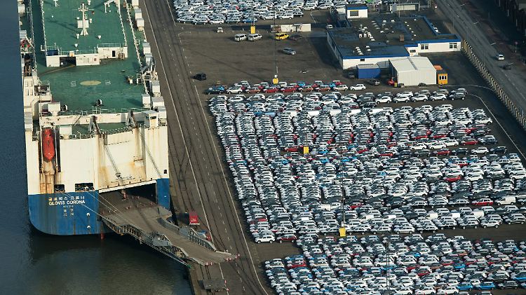 Eine der Quellen der deutschen Wirtschaftskraft: Neufahrzeuge für den Export auf dem Autoterminal in Bremerhaven.