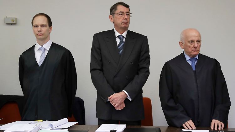 Vor Gericht: Ex-HRE-Chef Georg Funke (M.) wartet eingerahmt von seinen Anwälten Wolfgang Kreuzer (r.) und Michael Pösl (l.) auf den Prozessbeginn.