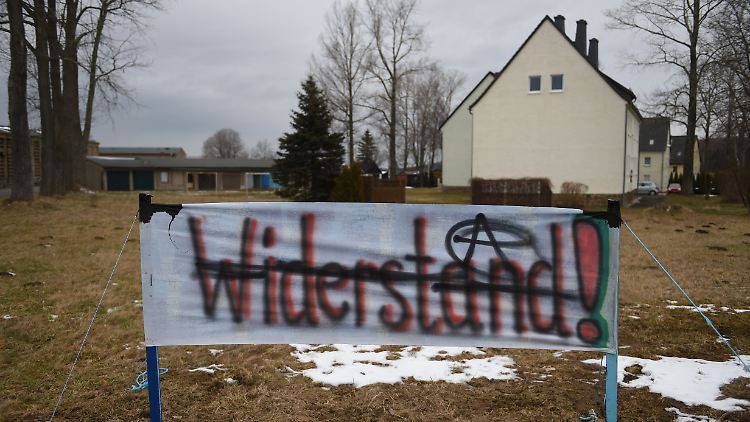 Schon vor dem Einzug der Geflüchteten wurden Banner vor der Unterkunft aufgebaut.