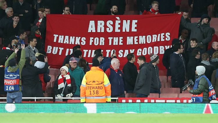 Danke - und Tschüss. Zahlreiche Arsenal-Fans fordern einen neuen Trainer. Nicht alle formulieren das so freundlich.