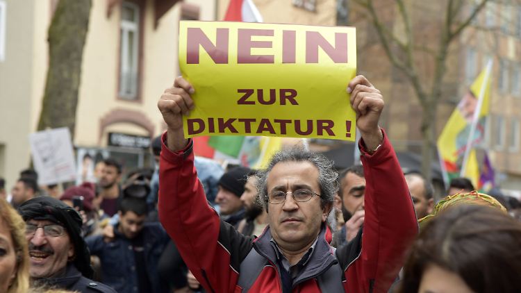 Viele Erdogan-Gegner feierten das kurdische Neujahrsfest unter dem Motto "Nein zur Dikatur".