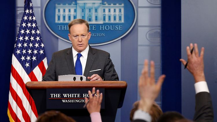 Sean Spicer, der Sprecher des Weißen Hauses, sieht nach der Aussage des FBI-Chefs keine neue Lage.