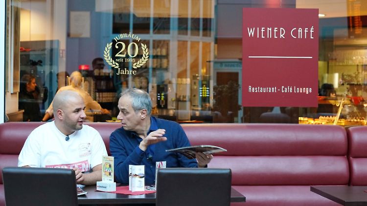 Rach und sein Sorgenkind vor dem Wiener Café.jpeg