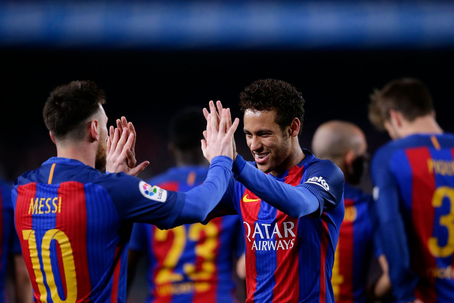 Barcelonas Superstar Neymar geht für 222 Millionen Euro zu Paris St. Germain - das zumindest behaupten brasilianische Medien.