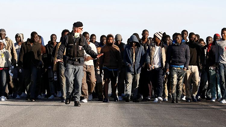 Flüchtlinge im Hafen Augusta auf Sizilien.