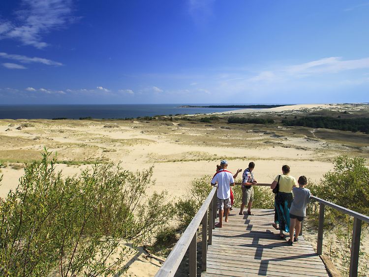 Urlauber in Nida: Der Fischer- und Ferienort liegt auf der Kurischen Nehrung zwischen Ostsee und Kurischem Haff. Die Kurische Nehrung gehört zum Unesco-Weltnaturerbe.