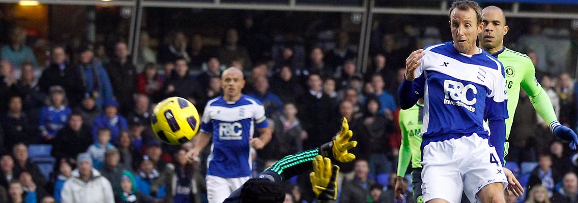 Tor für Birmingham City: Lee Bowyer trifft gegen Chelseas Torhüter Petr Cech.
