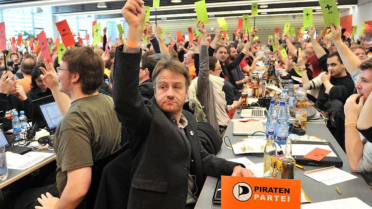 Die größte außerparlamentarische Oppositionspartei in Deutschland will sich breiter aufstellen.