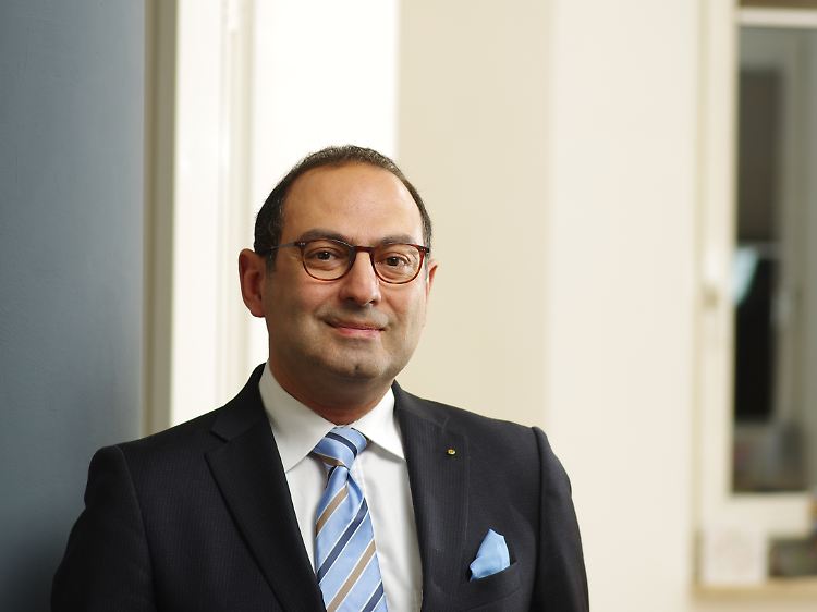 Grigorios Aggelidis ist Bankkaufmann mit mehr als 25 Jahren Berufserfahrung in der Beratung und Betreuung vermögender Kunden und zehn Jahren als Certified Financial Planner. Bei Geneon Vermögensmanagement ist er Mitinhaber und als Mitglied im Anlageausschuss tätig.
