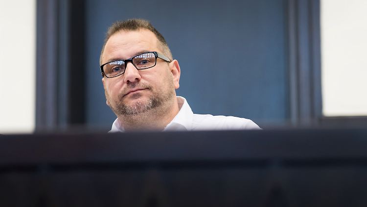 W. beschreibt sich als sensibel, redet aber immer wieder wirr und erträgt kritische Nachfragen nur schlecht. 