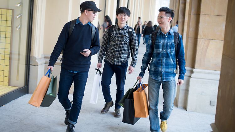 Chinesen auf Shoppingtour in München.