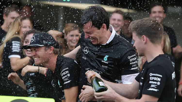Toto Wolff (M.) hat mit Nico Rosberg dessen WM-Titel gefeiert - jetzt folgt eine Ära ohne ihn.