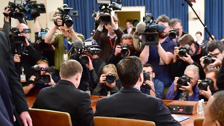 Der FBI-Chef James Comey (re.) bestätigt erstmals, dass seine Behörde Ermittlungen führt wegen des Verdachts auf eine Koordination zwischen Russland und Trumps Wahlkampfteam.