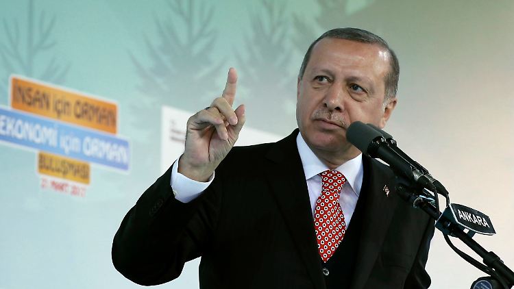 Wahlkampfauftritte von AKP-Politikern soll es zwar nicht mehr geben, Erdogans Faschismus-Vorwürfe hören aber nicht auf.