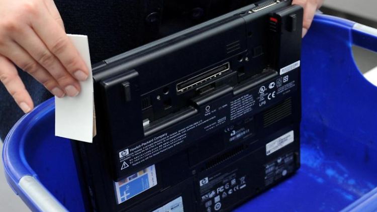 Die US-Regierung führt nach einer Testphase strengere Regeln bei der Gepäckkontrolle ein.