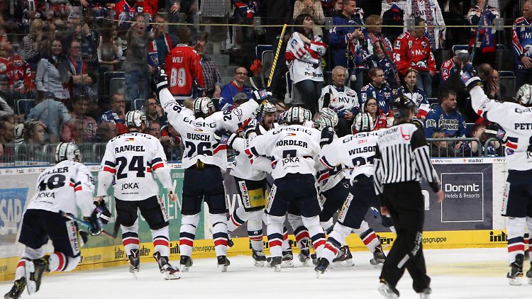 Die Eisbären freuen sich über ihren Sieg.