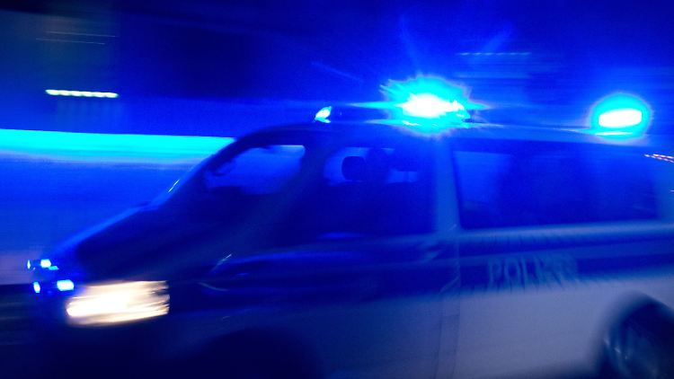 Nähert sich ein Einsatzfahrzeug mit Blaulicht und Martinshorn, müssen die anderen Verkehrsteilnehmer sofort Platz machen.