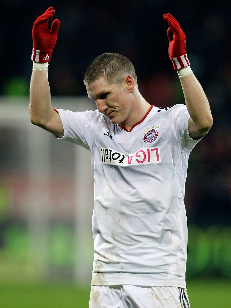 Bastian Schweinsteiger kann es nicht fassen.