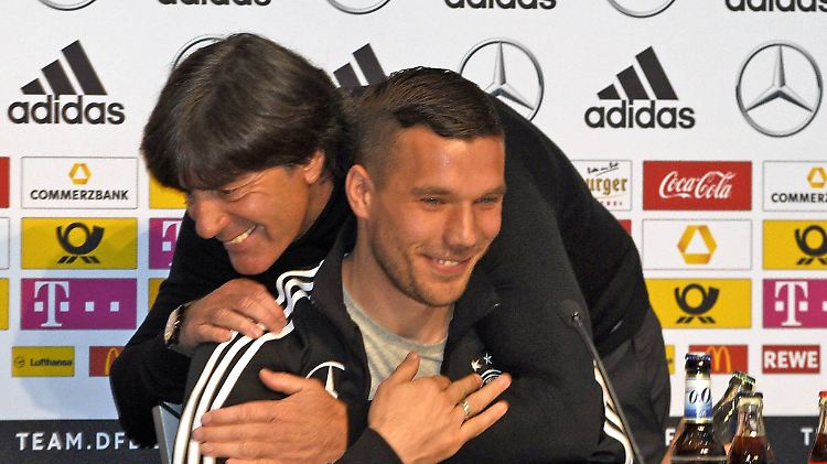 Noch einmal vereint: Löw und Podolski gewannen 2014 zusammen die WM in Brasilien.