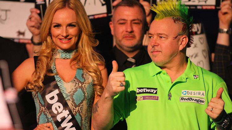 Schriller Superstar der Darts-Szene: Peter "Snakebite" Wright.