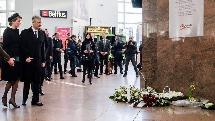 Das Königspaar erscheint zur Schweigeminute im Flughafen.