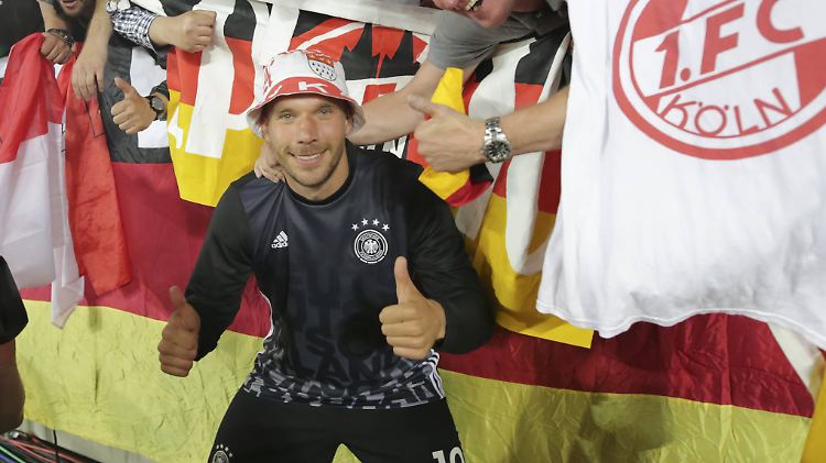 Fannähe? Kann der "Poldi". Lukas Podolski ist auch wegen seines Charakters einer der beliebtesten Fußballer überhaupt.