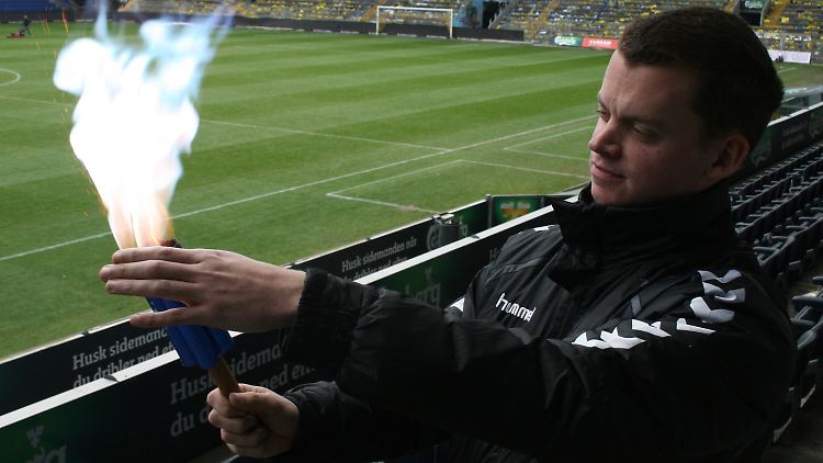 Der Fanbeauftragte von Brøndby IF, Lasse Bauer, zündet die Testversion von ungefährlicherer Pyrotechnik, die der Verein gerade in Zusammenarbeit mit einem Pyrotechniker und Fans entwickelt.