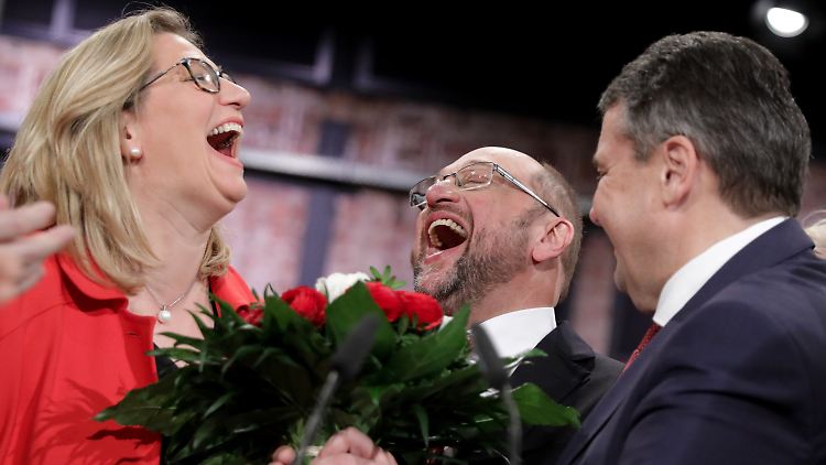 Martin Schulz kann angesichts von 100 Prozent bei der Wahl zum Parteivorsitzenden herzlich lachen.