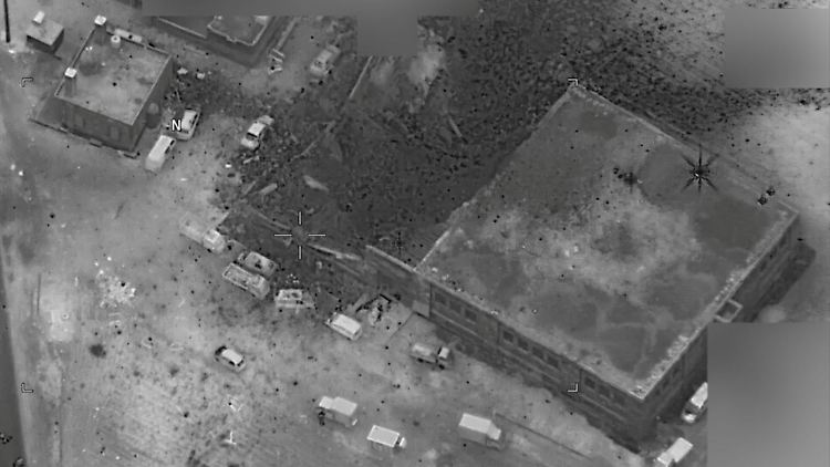 Dieses Bild des US-Militärs soll beweisen, dass am 16. März ein Gebäude mit Al-Kaida-Anführern bombardiert wurde, nicht aber die nahe Moschee.
