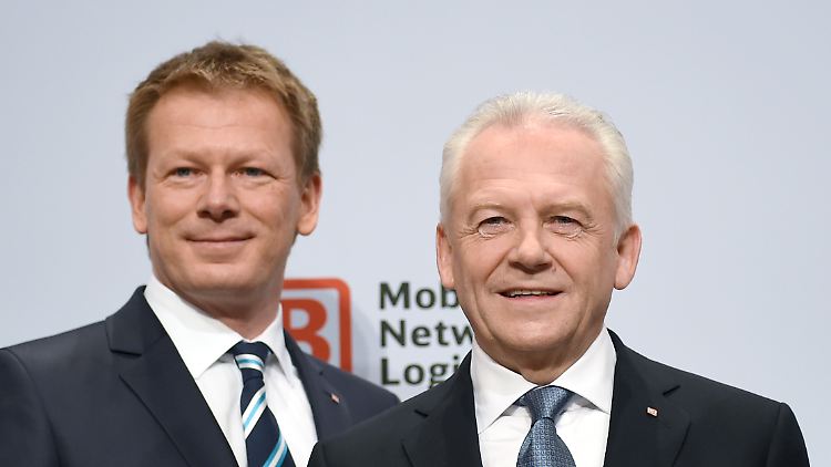 Alter und neuer Bahnchef nebeneinander: Links Richard Lutz, rechts sein Vorgänger Rüdiger Grube (Archivbild).