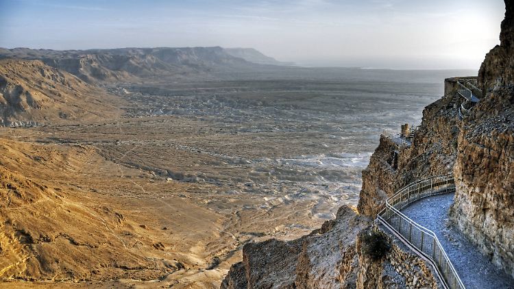 Die Festung Masada ist ein touristische Highlight am Toten Meer. Es liegt mitten in der Wüste.