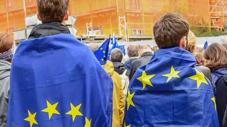 Die EU hat Fans. Es zeigen sich allerdings nicht viele von ihnen so öffentlich wie diese beiden jungen Männer bei einer #pulseofeurope-Demonstration in Freiburg.