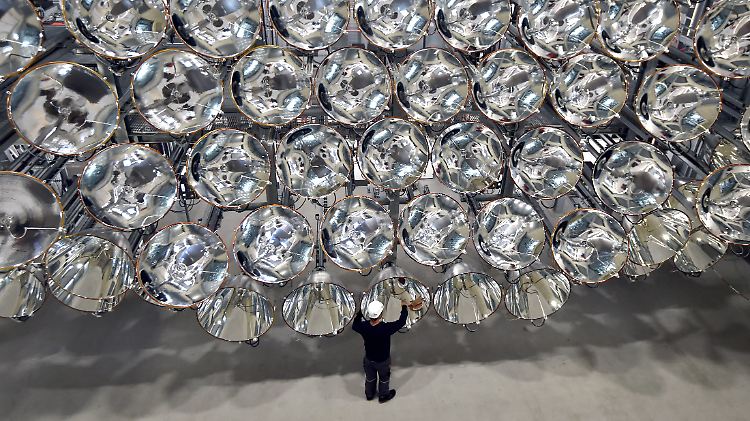 An einem 15 Meter hohen Stahlgerüst befestigt: Die 149 Xenon-Kurzbogenlampen sind alle auf einen Fleck ausgerichtet.