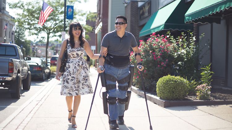 Mit einem Exoskelett sollen Querschnittsgelähmte wieder normale Bewegungsabläufe erreichen.