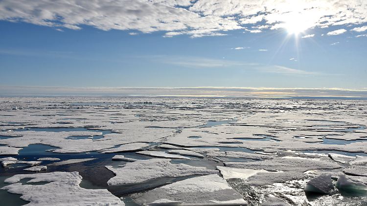 Die Eisdecke auf dem Arktischen Ozean am Nordpol.