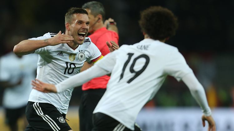 Ausgerechnet Lukas Podolski schießt das Siegtor für Deutschland.